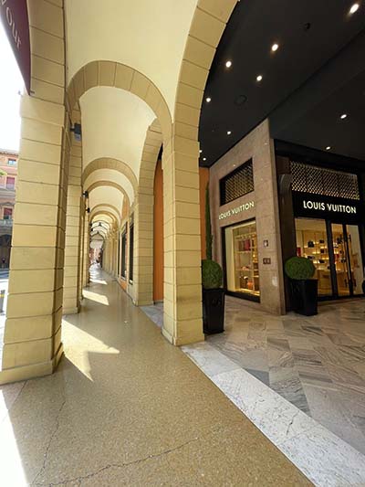 Portico di via Farini 14 ingresso della  Galleria Cavour 